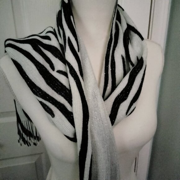 Talla Unica Zebra Print Winter Scarf and Matching Beanie - Picture 8 of 10